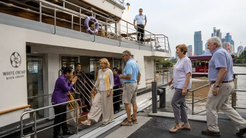 Tiba di River City Pier